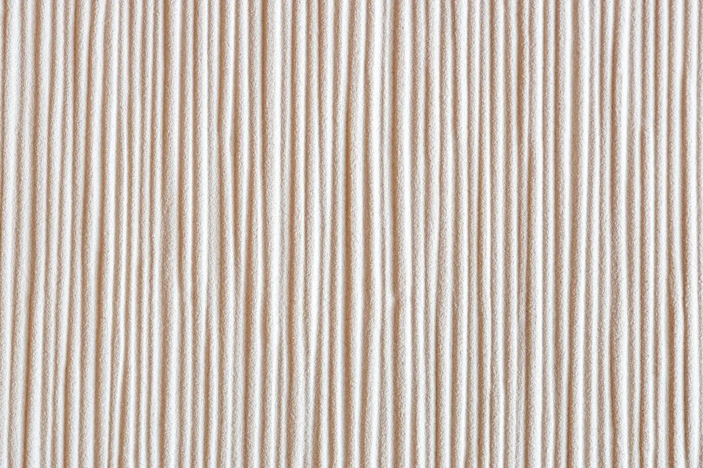 Klar definierte senkrechte Linien auf einer körnigen Wand