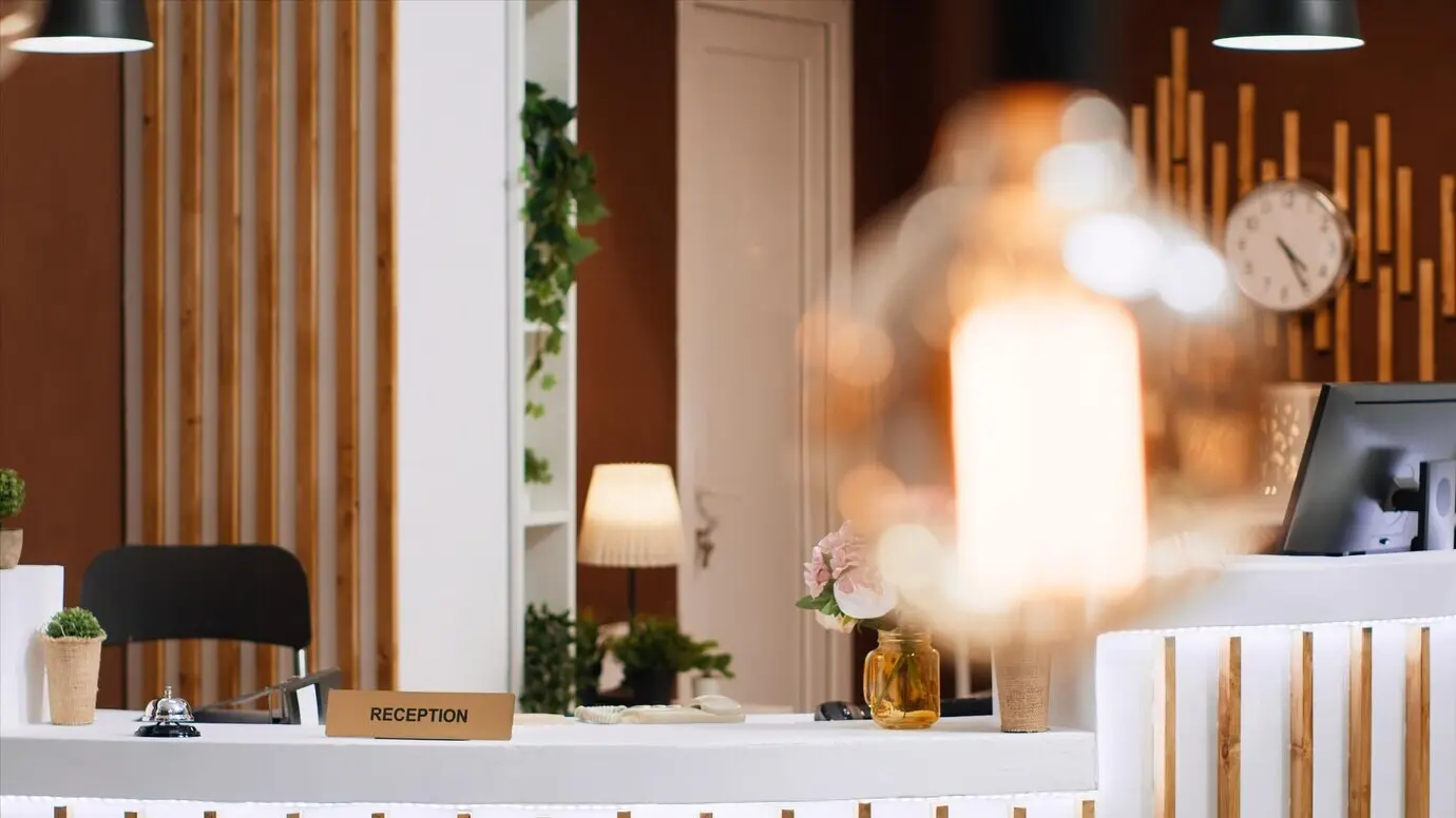 Moderner Empfangstresen mit stilvoller Inneneinrichtung.